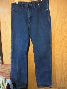 Women’s Blue Classic Wrangler Straight-Leg Jeans